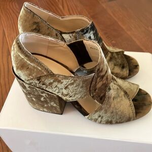 New in Box, moss green crushed velvet CABI heels, sz 7